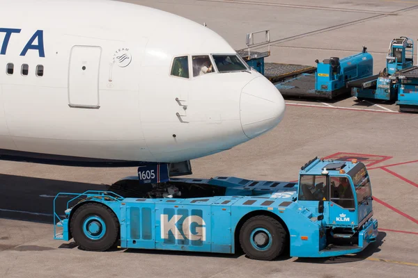 Delta Boeing 737 is pulled by a special tow car — Stock Photo, Image