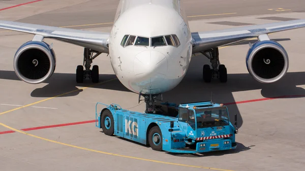 Delta Boeing 737 is pulled by a special tow car — Stock Photo, Image