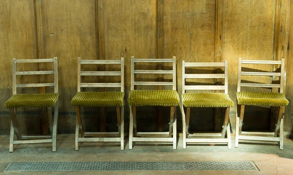 Řadu velmi starých židlí — Stock fotografie