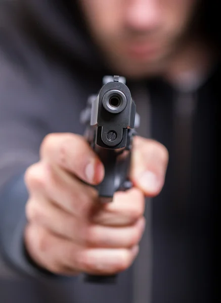Man met geweer, gangster, focus op het pistool — Stockfoto