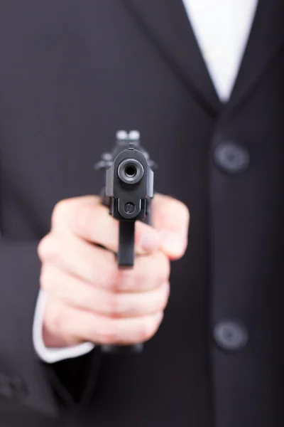 Mann mit Waffe, Business-Anzug, Fokus auf die Waffe — Stockfoto