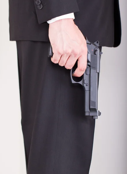 Homem com arma, fato de negócios, concentra-te na arma. — Fotografia de Stock