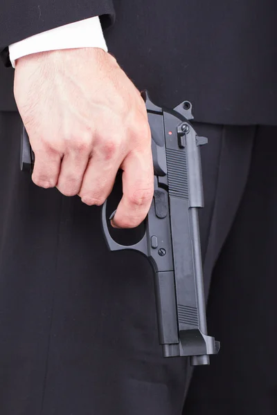 銃に焦点を当てるビジネス スーツ銃を持つ男 — ストック写真