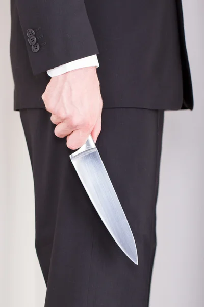 Homem com faca, terno de negócios, foco na faca — Fotografia de Stock