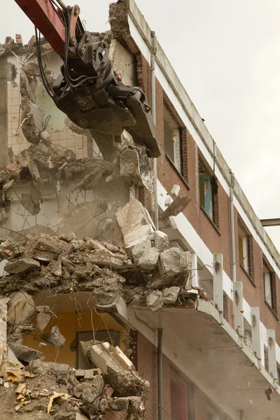 Demolishing a block of flats — Stock Photo, Image