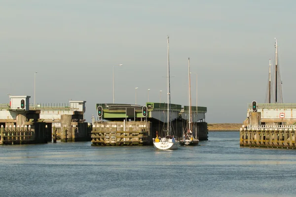 在 afsluitdijk 中的一座桥 — 图库照片