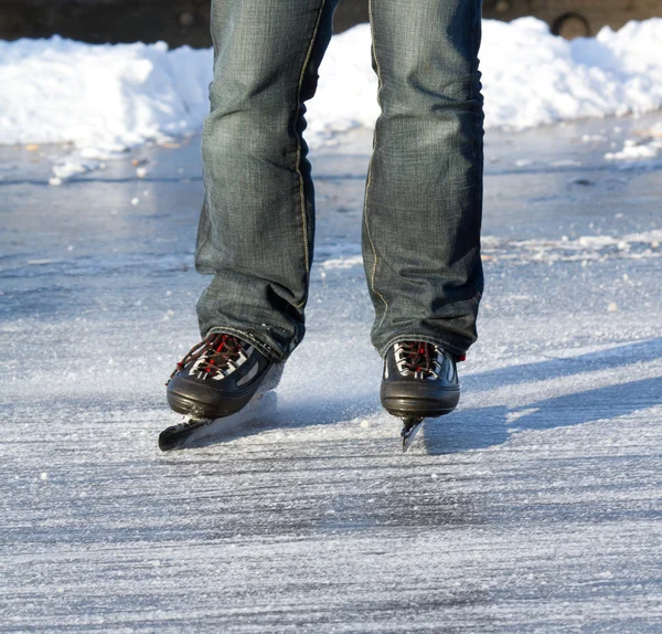 Un patineur sur glace — Photo