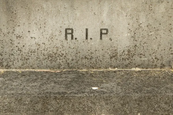 The letters RIP on an old grave — Stock Photo, Image