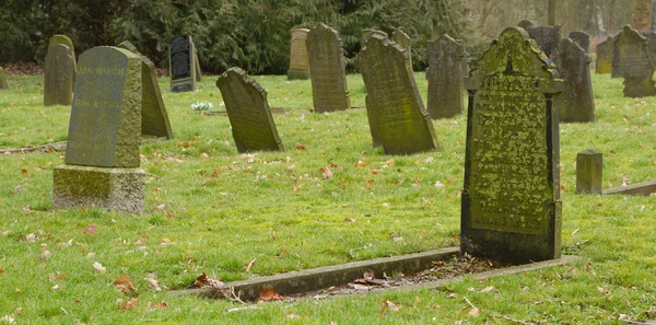 Mezar taşındaki eski mezar taşları — Stok fotoğraf
