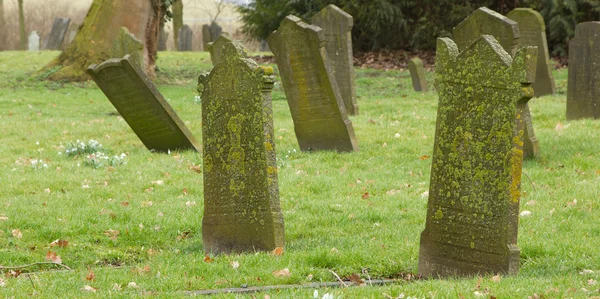 Pedras tumulares em um velho cemitério — Fotografia de Stock