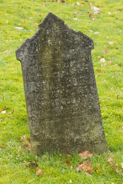 En gravsten på en gammal kyrkogård — Stockfoto