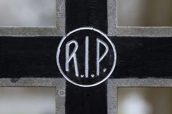 Буква RIP на могиле — стоковое фото