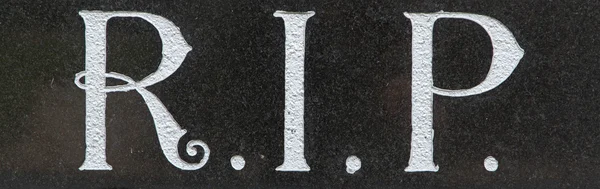 A carta RIP em uma sepultura — Fotografia de Stock