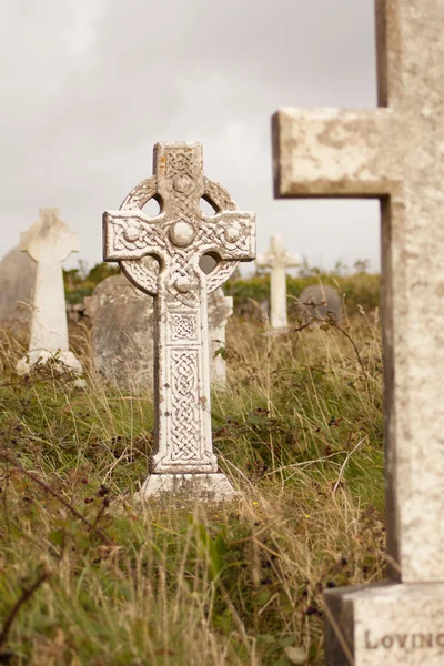 Une pierre tombale sur un cimetière irlandais — Photo