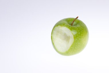 izole yenmiş bir yeşil elma