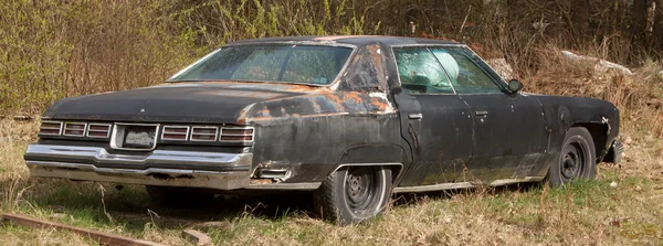 Egy régi rozsdás autó — Stock Fotó