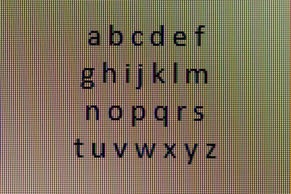 Das Alphabet in Großaufnahme auf einem Computerbildschirm — Stockfoto