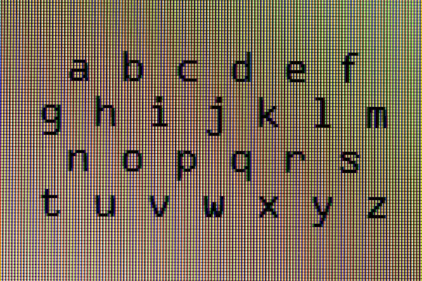 El alfabeto en primer plano en la pantalla de un ordenador —  Fotos de Stock