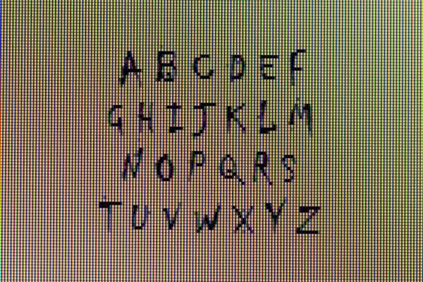 Алфавит крупным планом на экране компьютера — стоковое фото
