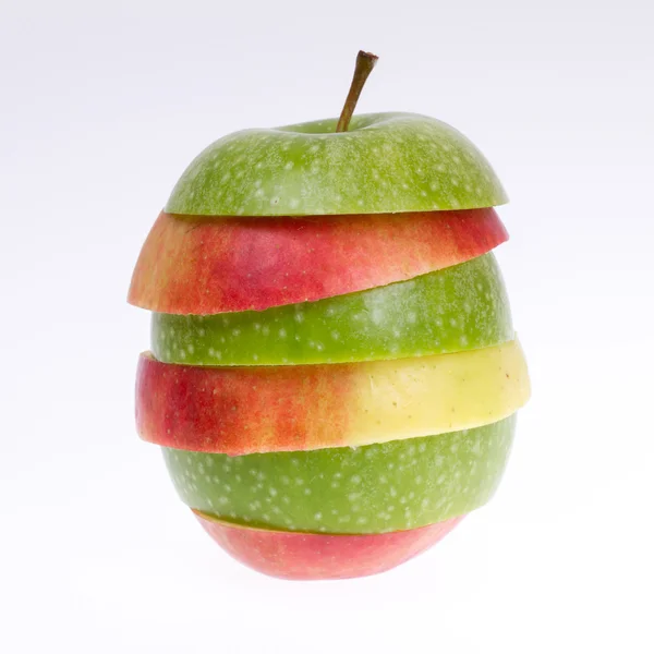 Pokrojone jabłko zielony i czerwony na białym tle — Zdjęcie stockowe
