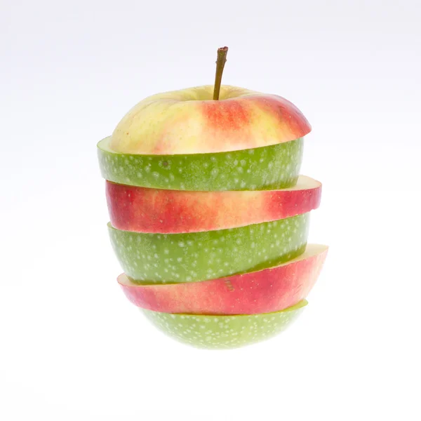 Een gesneden groene en rode appel geïsoleerd — Stockfoto