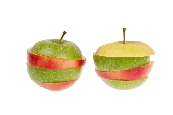 Una manzana verde y roja en rodajas aisladas —  Fotos de Stock