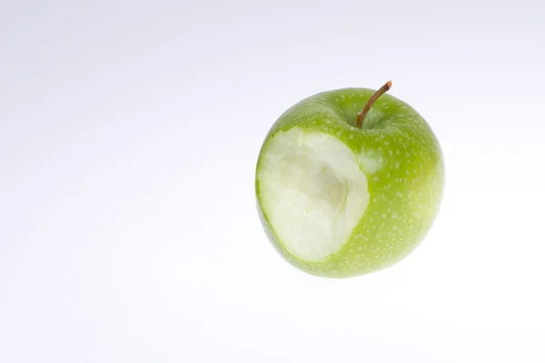 Een gegeten groene appel geïsoleerd — Stockfoto