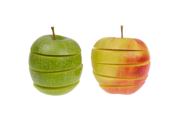 Нарізане зелене та червоне яблуко ізольовано — стокове фото