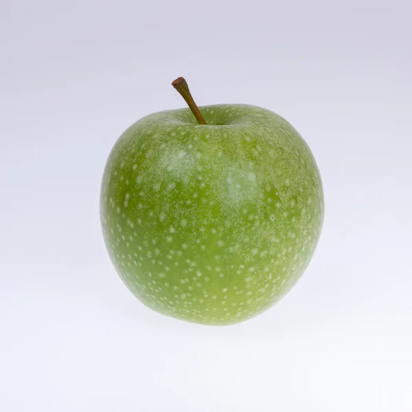 Una manzana verde aislada —  Fotos de Stock