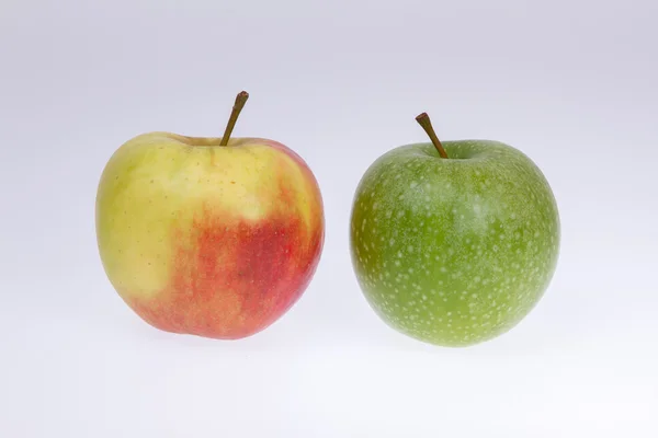Een groene en een rode appel geïsoleerd — Stockfoto