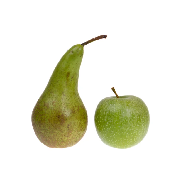 Eine grüne Birne und ein grüner Apfel isoliert — Stockfoto