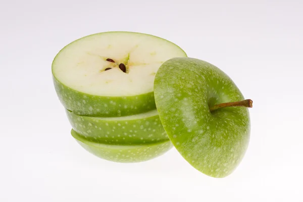 Uma maçã verde fatiada isolada — Fotografia de Stock