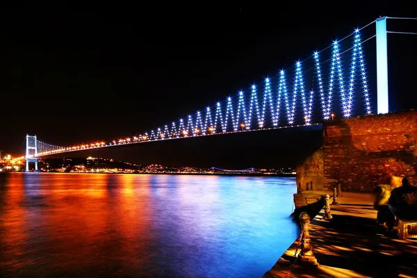 Стамбульский Босфорский мост в цветах — стоковое фото