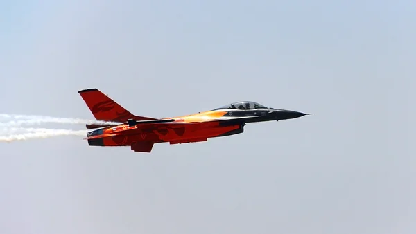 Быстрый истребитель F16 — стоковое фото