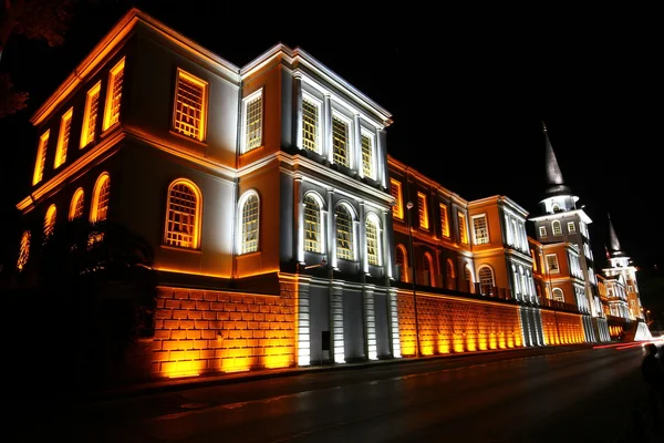 Edificio con luces en la noche Imagen de stock