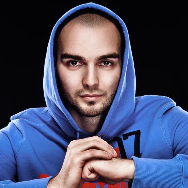 Kendinden emin genç adam.