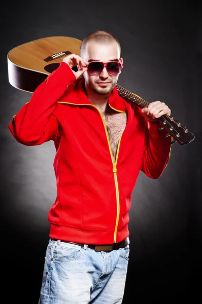 Atrakcyjny młody gitarzysta — Zdjęcie stockowe