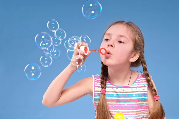 Девочка и пузыри — стоковое фото