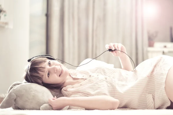 음악듣는 소녀 — 스톡 사진