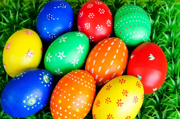 Многоцветные пасхальные яйца — стоковое фото