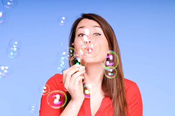 Jeune femme soufflant des bulles — Photo