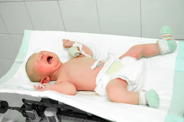 Pesando o bebê recém-nascido — Fotografia de Stock