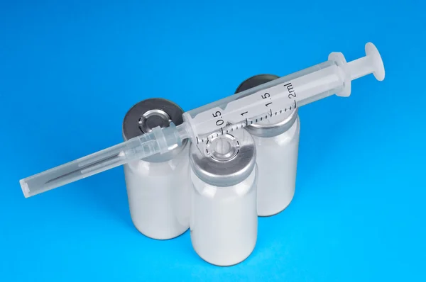 Spuit en flesjes voor injectie — Stockfoto
