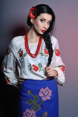 Stüdyo Ukrayna c giyen güzel genç bayan portresi