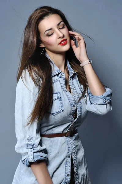 kot gömlek giymiş genç ve güzel kız portre Studio