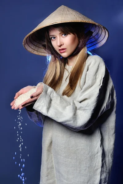 Chica joven en el sombrero de paja — Foto de Stock