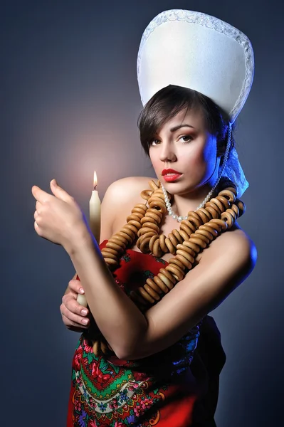 Γοητευτικό κορίτσι με τα bagels και κερί — Φωτογραφία Αρχείου