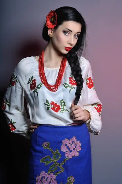 Studio porträtt av den vackra unga damen bär ukrainska c Stockfoto