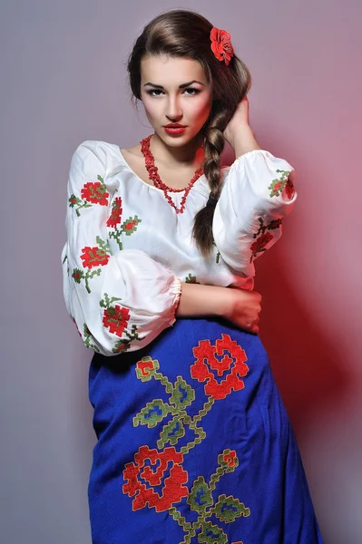 Studio porträtt av den vackra unga damen bär ukrainska c Royaltyfria Stockfoton