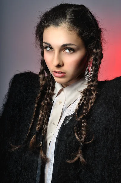 Studio porträtt av den fina unga kaukasiska flickan Royaltyfria Stockbilder
